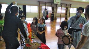 道具に触れる吉田小学校児童