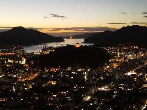 オレンジに照らされた宇和島城遠景１