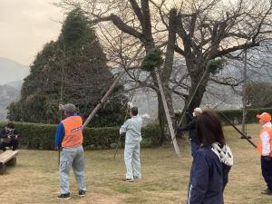 恵方へ笹箒を振る年男たち