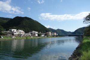 新川岸の町並みと岩松新橋