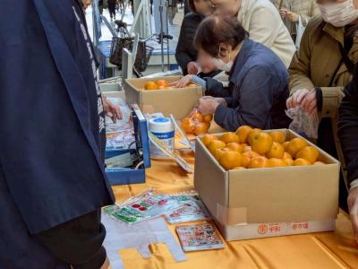 重量当てクイズ・詰め放題販売の様子