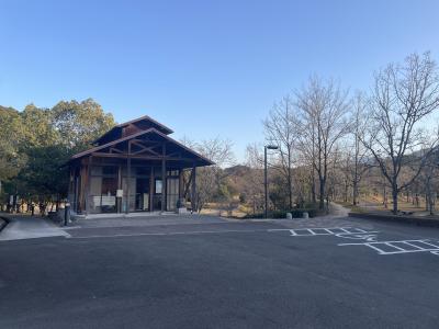 中山池自然公園駐車場隣に管理棟があります