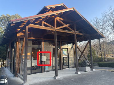 管理棟の入口付近に鍵ボックスが設置されています