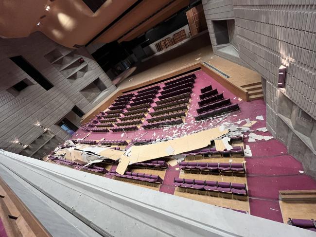 南予文化会館　天井崩落