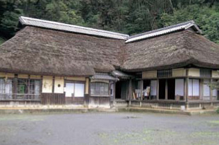 旧毛利家庄屋住宅のうち主屋及び長屋・門