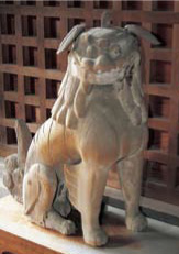一角吽形の狛犬の画像
