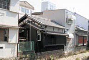 辰野川沿いの居住地跡（切妻和瓦葺、平屋の建物が残っているが、平成23年に修復されたもので、長英居住のものではない。）