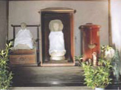 堂内の石像