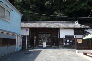 現在の桑折氏武家長屋門