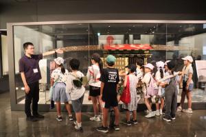学芸員からの説明を受ける児童