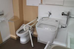 多機能型トイレカー（内部）