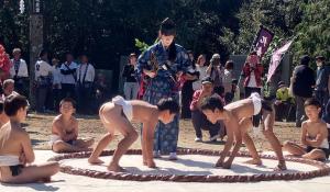 新調された土俵での相撲練り（三浦天満神社祭礼の練り）